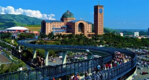 Basilica_de_Nossa_Senhora_Aparecida_e_a_Passarela_da_Fe.jpg